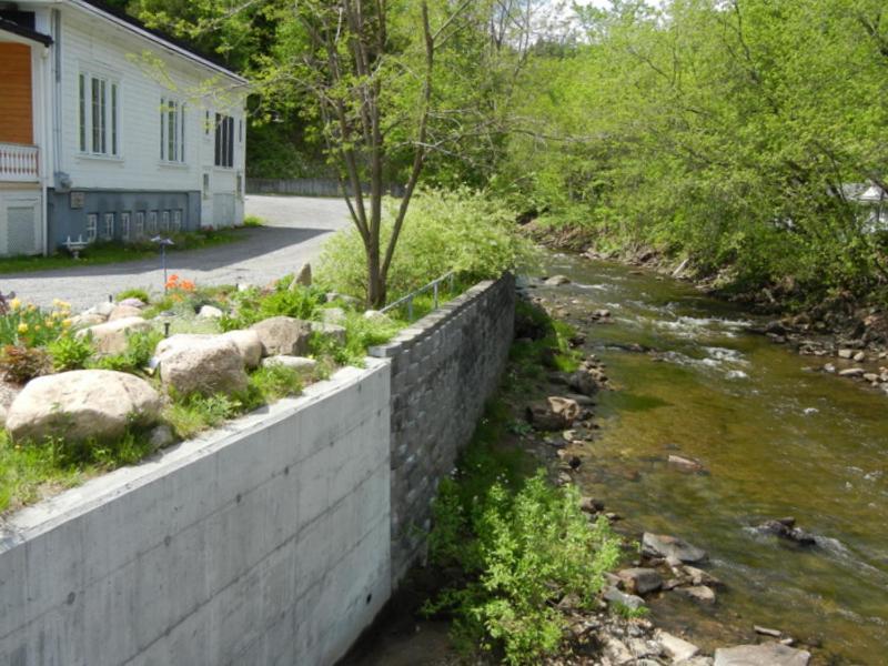 Auberge Du Sault-A-La-Puce Chateau Richer Exterior photo